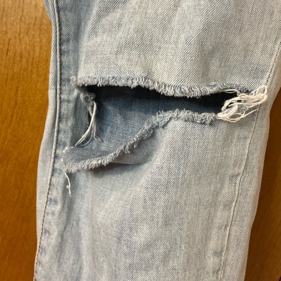 Light wash jeans with flower patches Ashley Mason - Picture 6 of 6